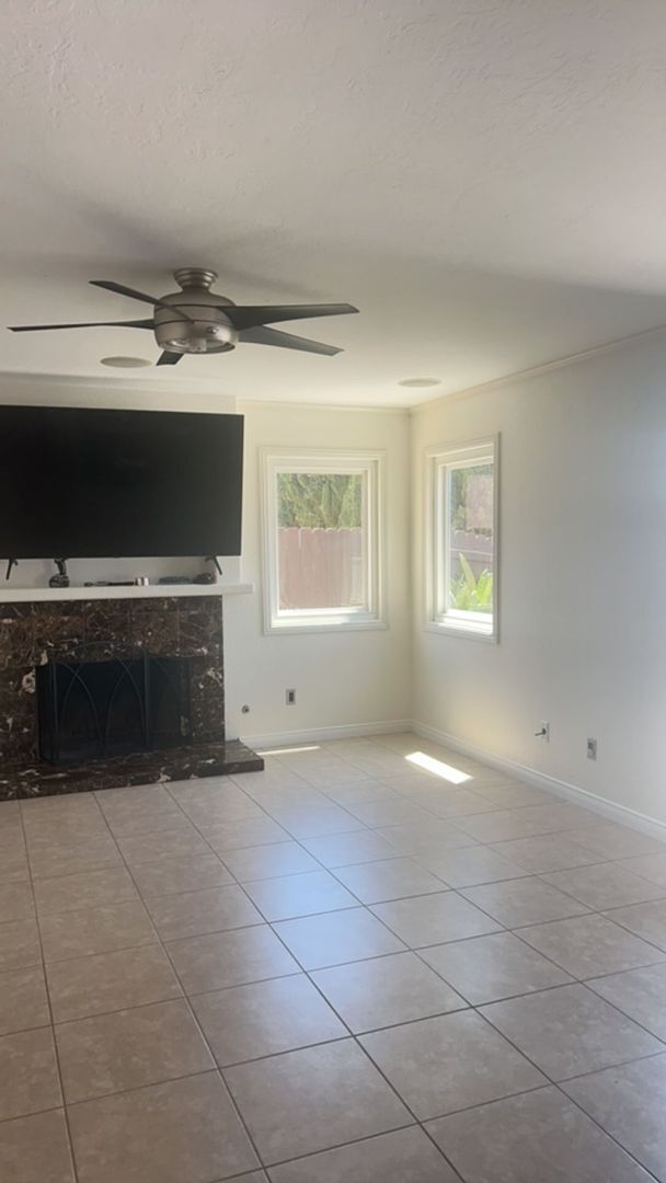 Building Photo - 1356 Bobolink Dr