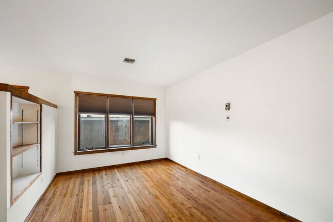 Building Photo - Inviting Studio in the Heart of Downtown S...