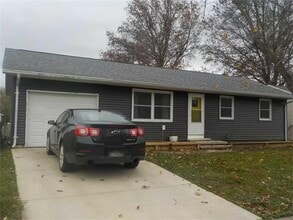 Building Photo - 1765 Valley Dr