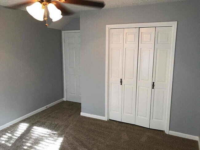 Building Photo - 11715 Parkriver Dr