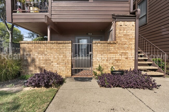 Primary Photo - Cozy One-Bedroom Townhome in Prime Arlingt...