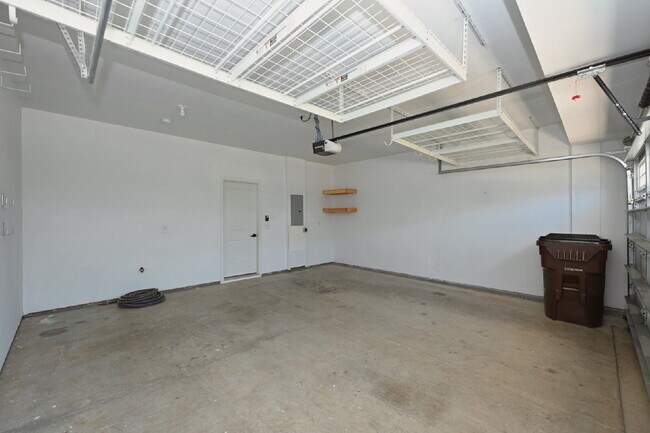 Building Photo - Updated Gallatin Townhome | 3BR + Garage, W/D Included