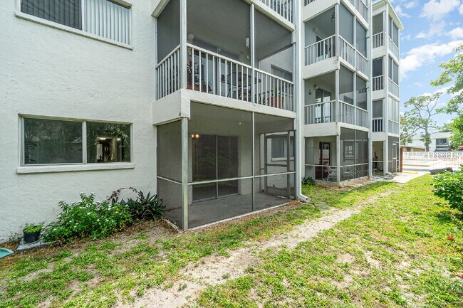 Building Photo - Move-In Ready 55+ Condo | 2BR/2BA | Granite Kitchen | Cape Coral