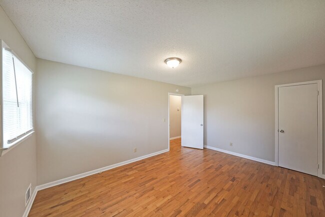 Building Photo - 3/1 ranch home on 4 acres