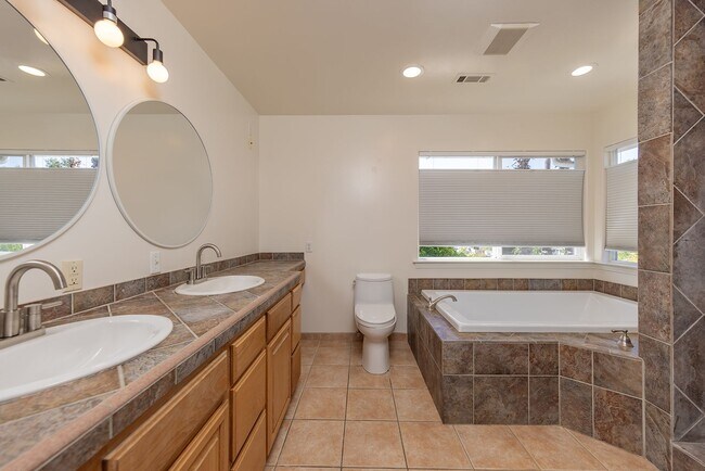 Building Photo - Meiners Oaks Gem