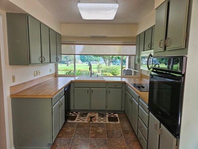 Building Photo - 2Bd/2Ba Single Story Home - Available to View!