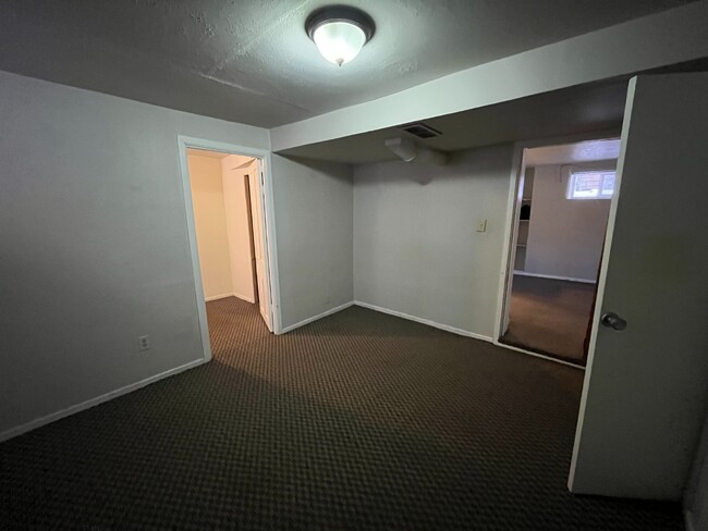 Building Photo - Charming 2 Bed, 1 Bath Lower Level Unit wi...