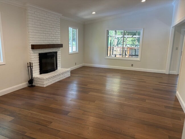 Building Photo - Stunning Ranch-Style Home in Desirable Laf...