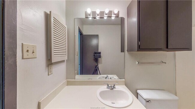 Building Photo - 725 Peppertree Dr