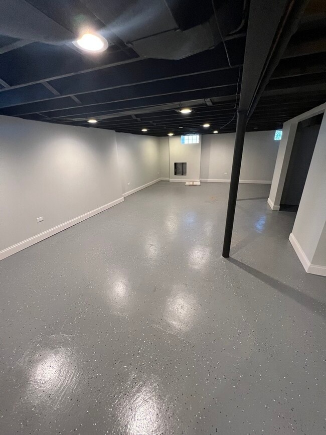 Building Photo - 8000 N Ozark Ave