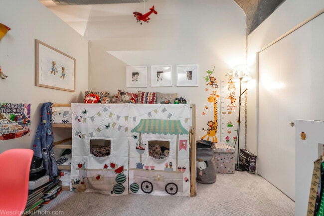 Building Photo - 758 N Larrabee St