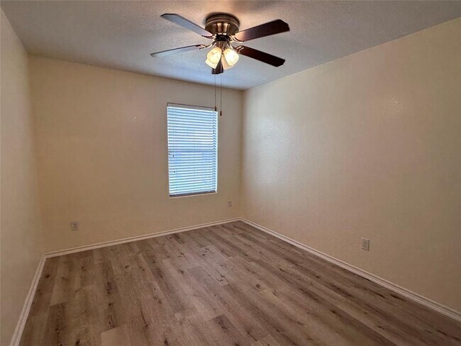Building Photo - 5807 Camelia Evergreen Ln