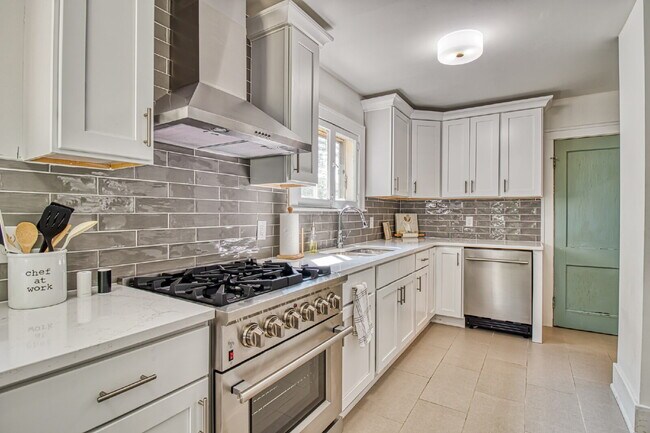 Building Photo - Furnished 4-Bedroom Single-Family Home in Kenmore