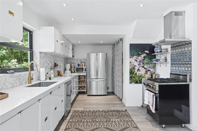 Building Photo - 1210 NE 89th St