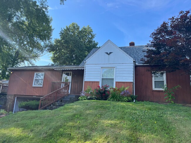 Building Photo - Spacious 3 bed/1bath available in Akron Fi...