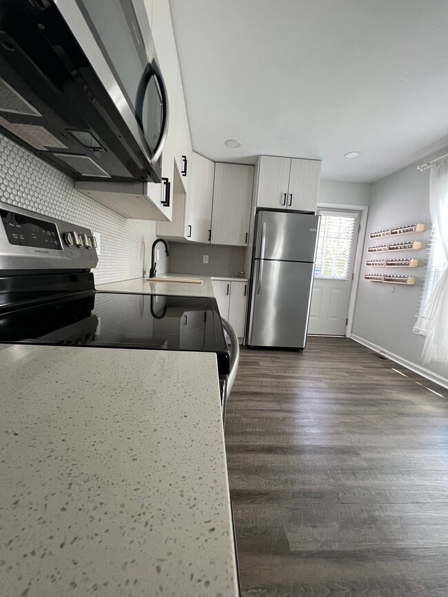 Quartz Countertops - 4804 Hoyle Dr