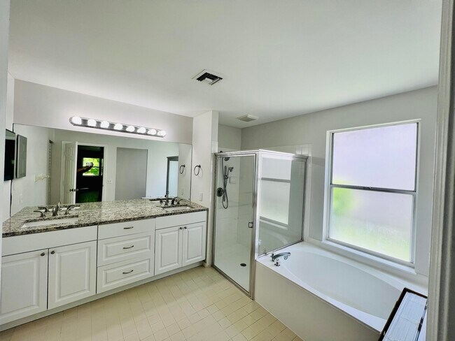 Building Photo - 2485 Stonegate Dr