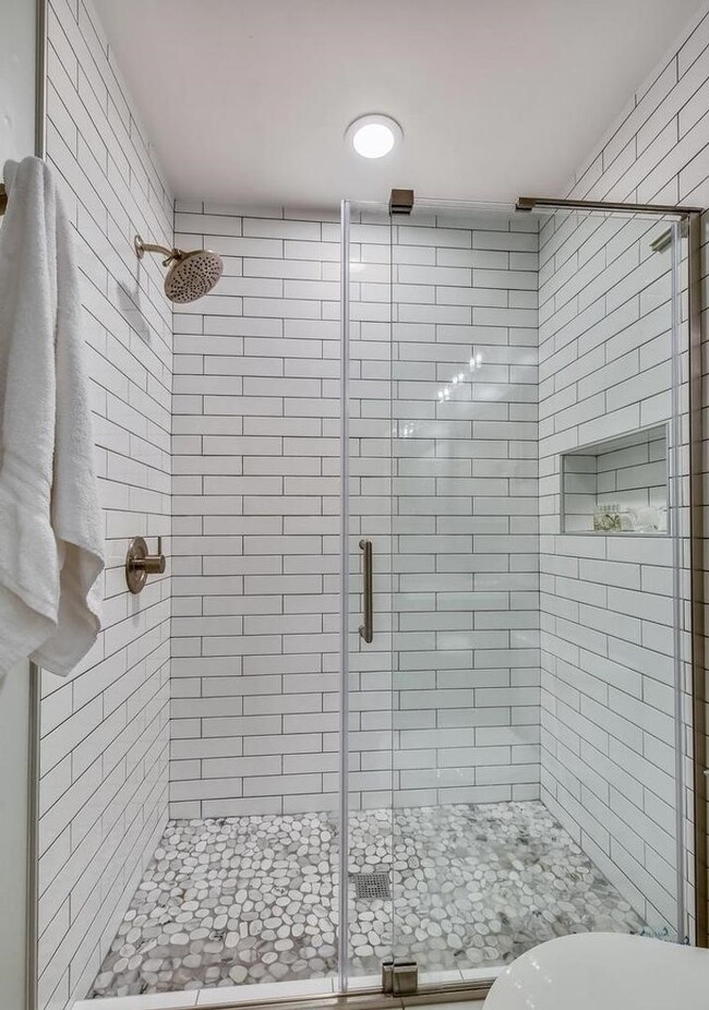 Building Photo - Fabulous 3BR/3.5BA Potomac Townhome, in In...