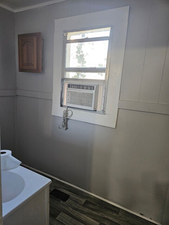 Building Photo - 806 Woodland St