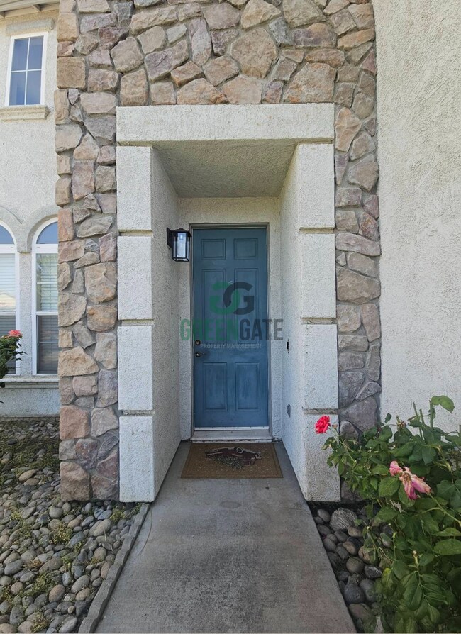 Building Photo - Price Reduced! 4 Bedroom 3 Bath Home is No...