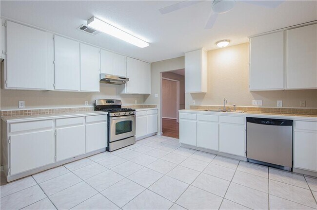 Building Photo - 1010 Laurelleaf Dr