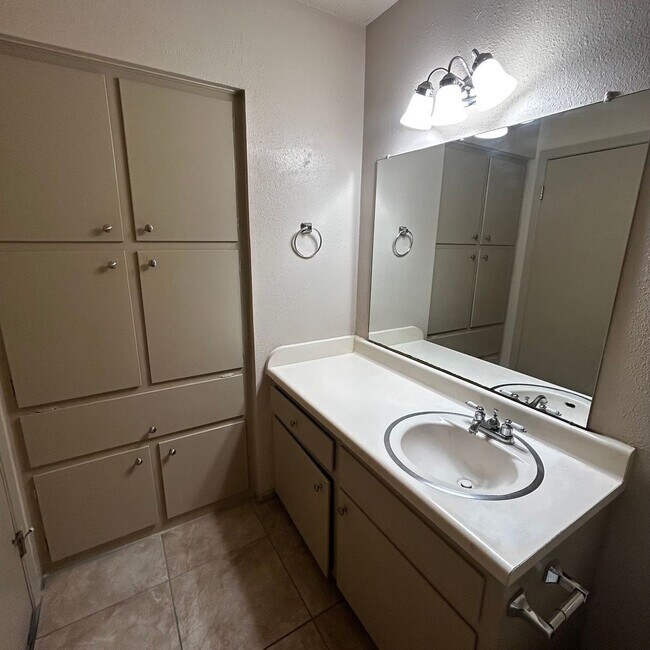 Building Photo - 7204 Creekside Dr