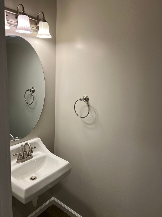 Building Photo - Charming 3 Bedroom and 2.5 Bathroom home located in desirable Tacoma