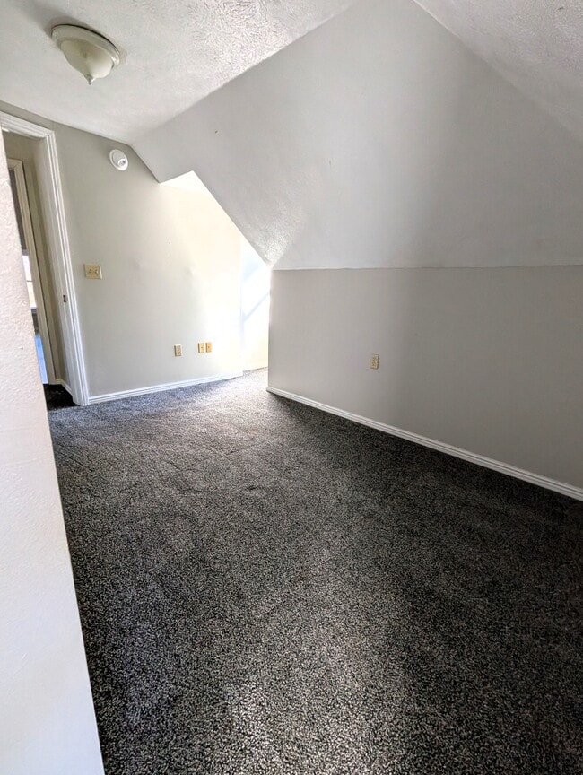 Building Photo - 817 S Newton Ave