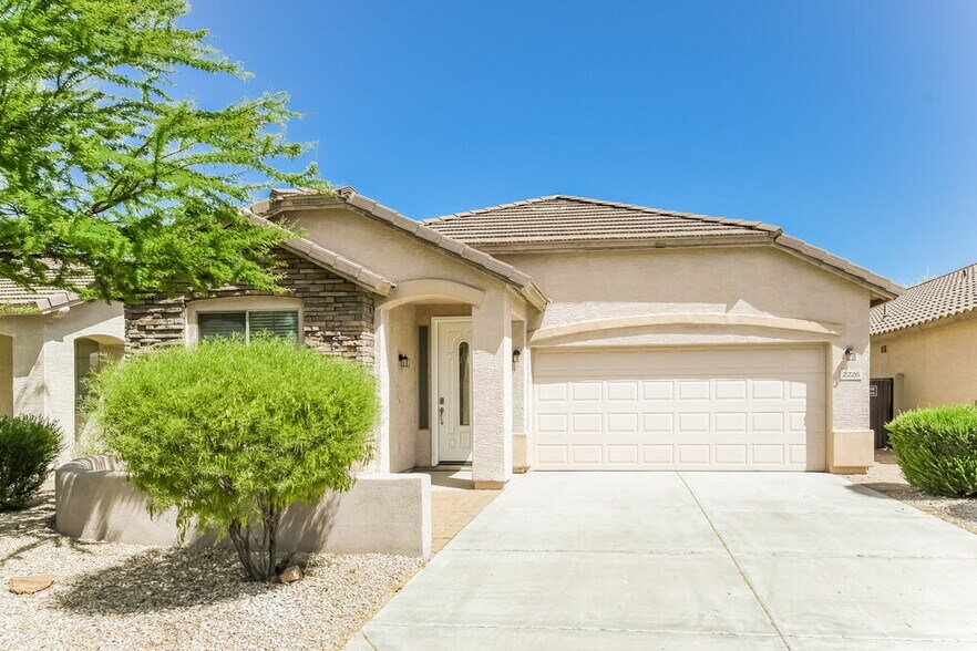 Primary Photo - 2226 W Oyer Ln