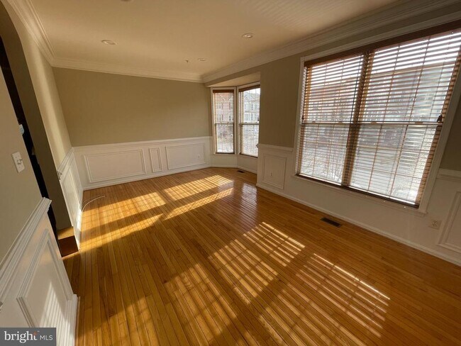 Building Photo - 5729 Goldfinch Ct