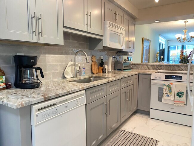 Building Photo - 2 Royal Palm Way