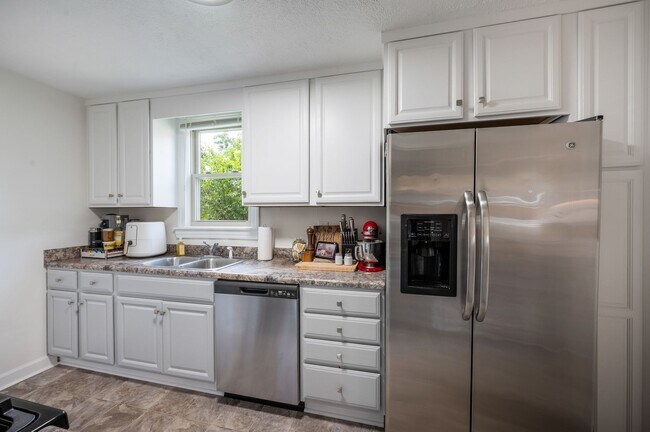 Building Photo - 3 Bedroom || 1.5 Bathroom Single Family Home