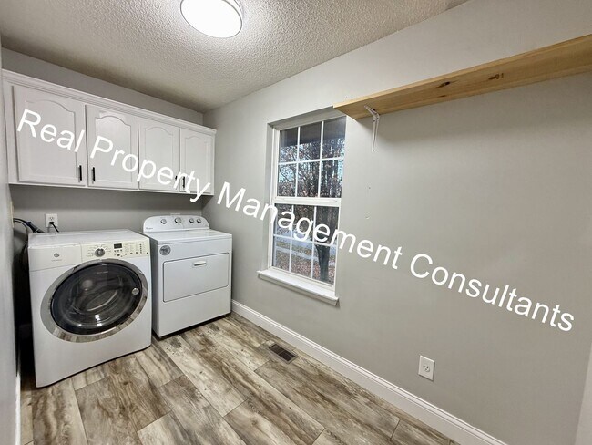 Building Photo - 4 Bedroom with Flexible Living & Modern Charm