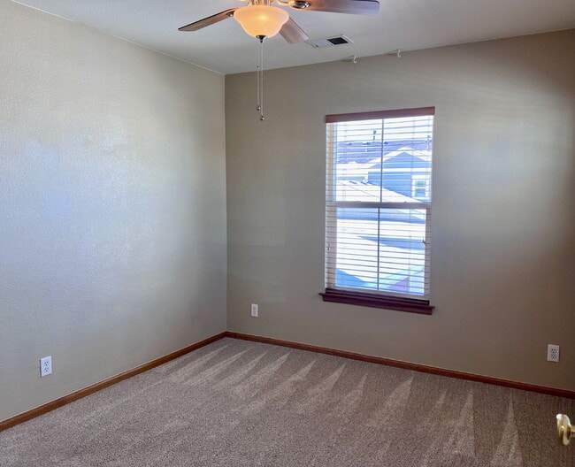 Building Photo - Beautiful 3 Bed/2.5 Bath End Unit Two-Level Townhome! Wonderful Deck off Living Room with backyar...