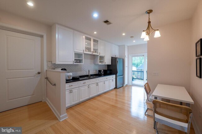 Building Photo - 4614 ROXBURY Dr