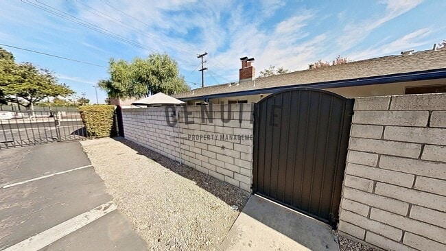 Building Photo - 1107 W Memory Ln