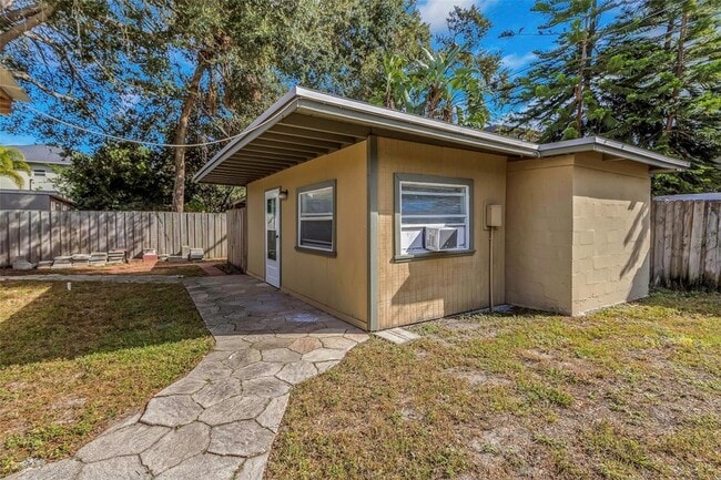 Building Photo - 4622 W El Prado Blvd