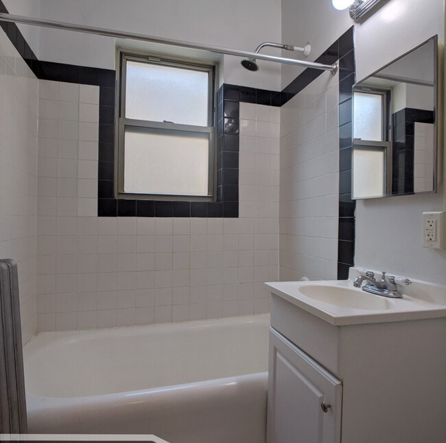 Building Photo - 2536 N Sawyer Ave