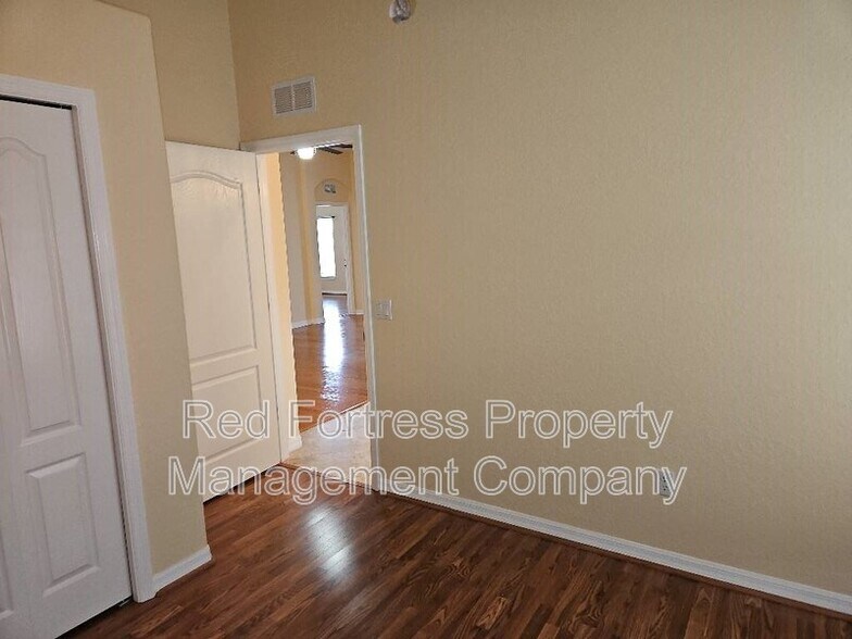 Building Photo - 1556 Scarlett Ave