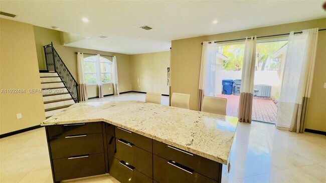 Building Photo - 1094 Redwood St