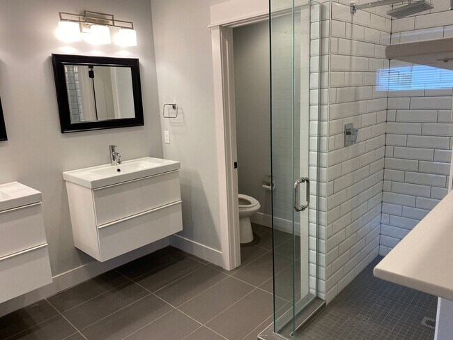 Building Photo - Modern 1 Bed, 2 Bath with Rooftop Patio! **Available to view 5/20**