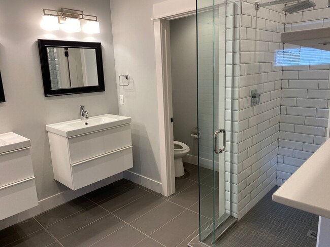 Building Photo - Modern 1 Bed, 2 Bath with Rooftop Patio!