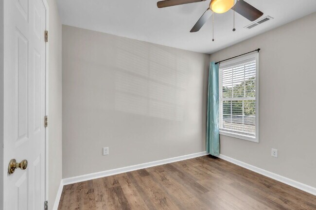 Building Photo - Stunning 4-Bed Home with Modern Kitchen, Bonus Space & Pool Access in Long Creek Plantation