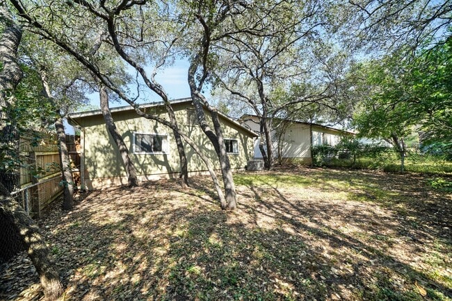Building Photo - Cozy 3-Bed, 2-Bath with Fireplace in Prime...