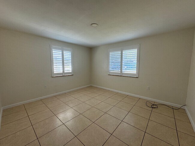 Building Photo - REMODELED Eustis 2/2 with NO HOA!