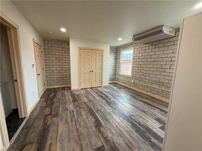 Building Photo - 260 Oak Ave