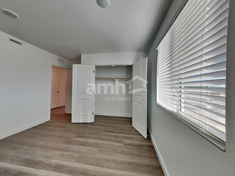 Building Photo - 9715 W Parkway Dr