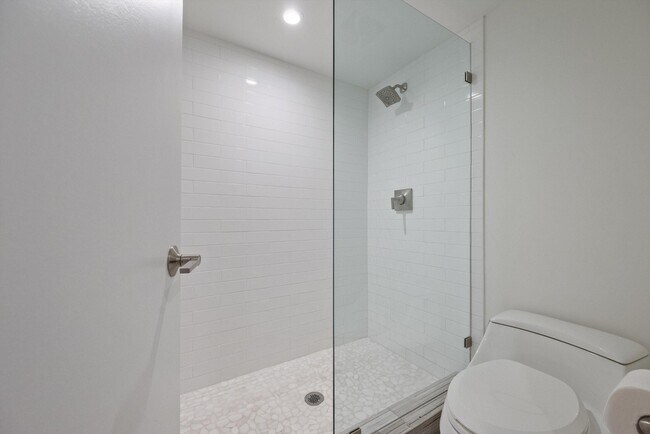 Building Photo - 11355 Pond View Dr