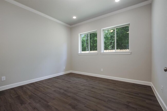 Building Photo - 347 Skyline Ridge Dr