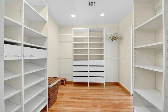 Building Photo - 2910 N Flagler Dr